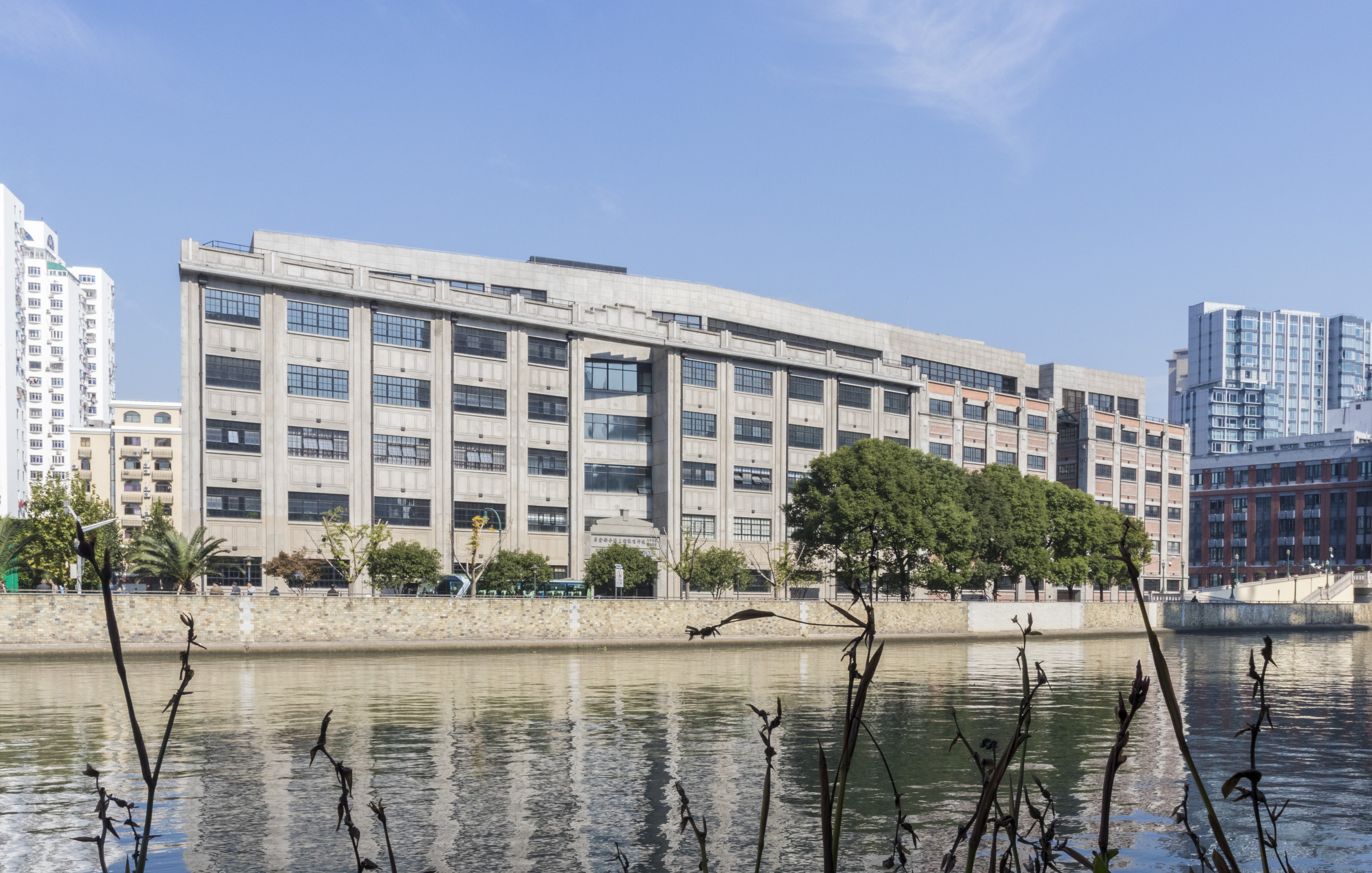 从河对岸看四行仓库与苏州河