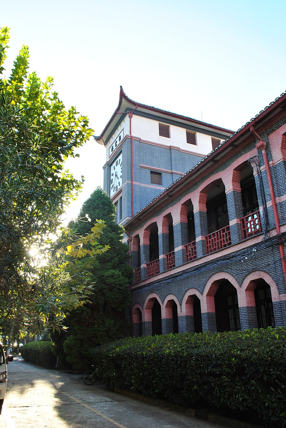 韬奋楼正面，中式歇山顶与西式圆拱外廊的组合