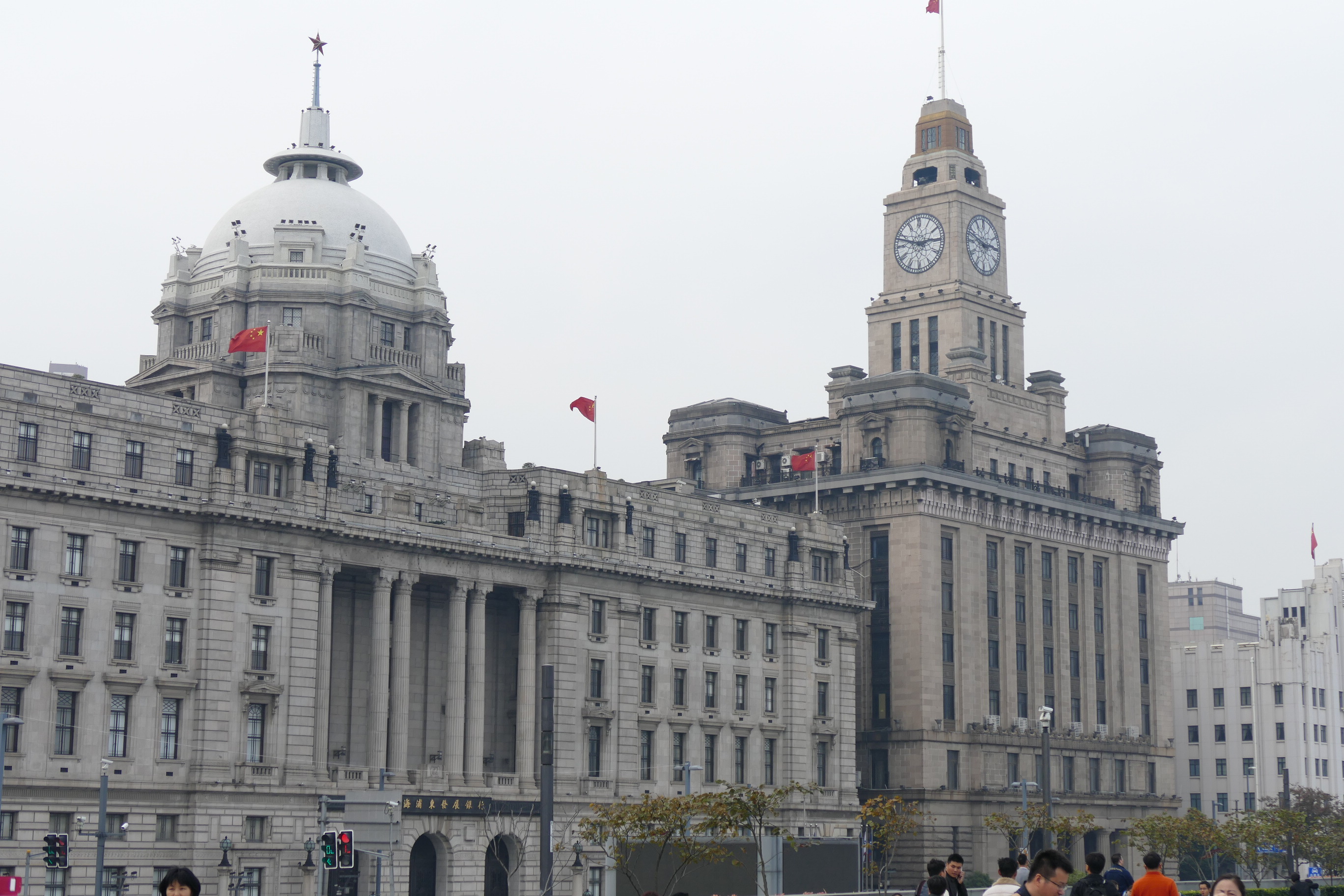 汇丰银行大楼和海关大楼的相邻立面