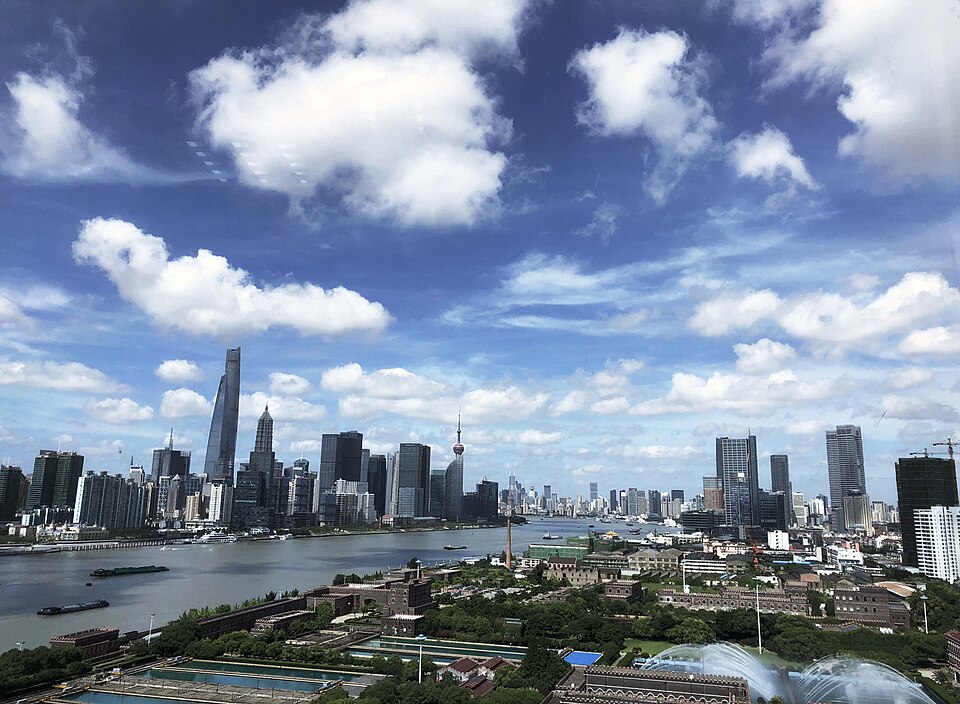 杨浦滨江栈桥，从水厂防撞柱上架起的步行道