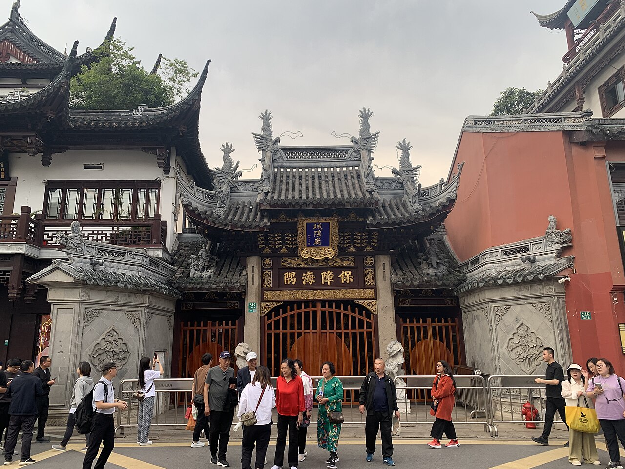 城隍庙大殿外观，黄色琉璃瓦和香火显示这座道观仍在运行