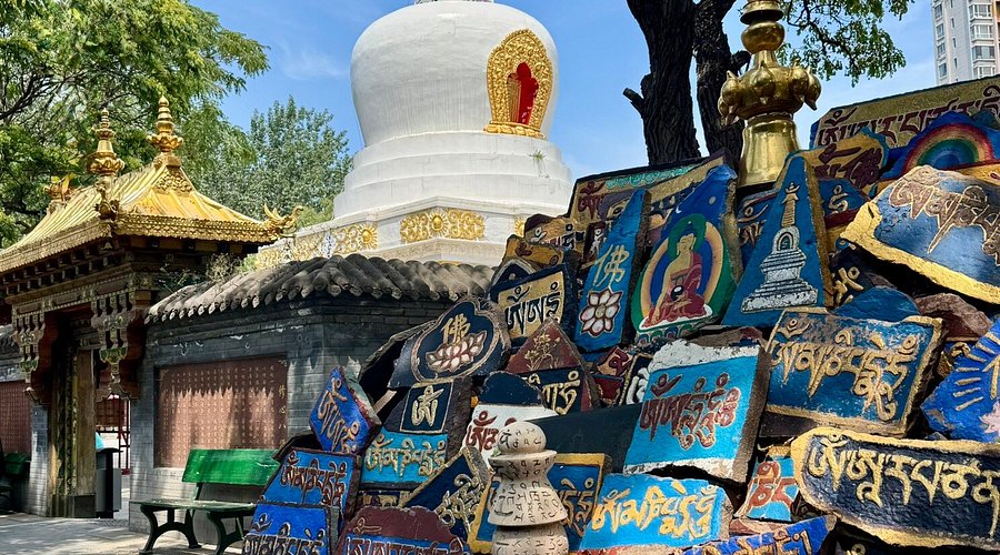 北塔法轮寺内玛尼堆与白塔的近距离视角