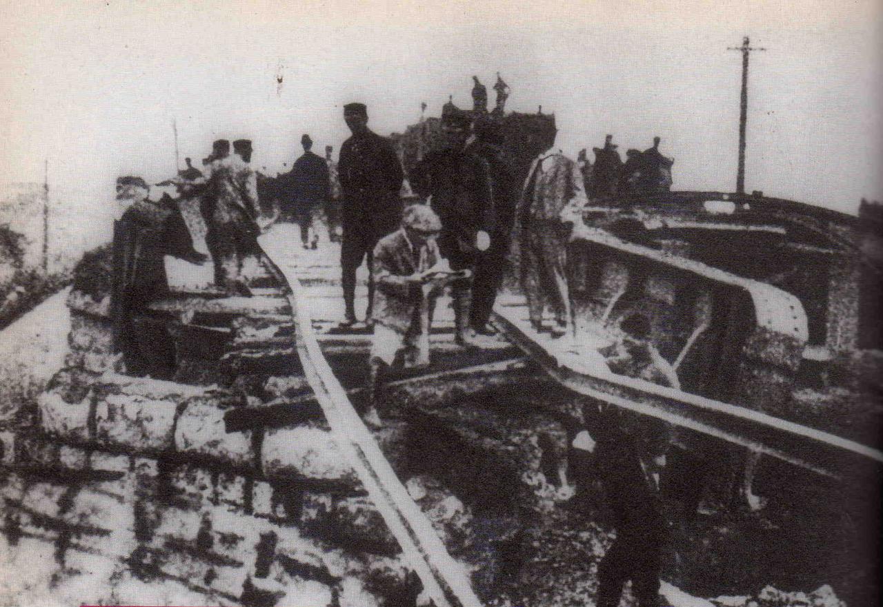1928 年三洞桥爆炸后的现场勘测场景