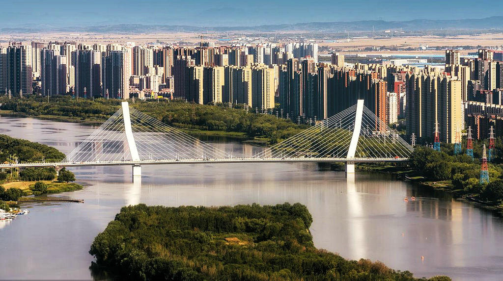 浑河上的富民桥,斜拉桥结构连接南北两岸