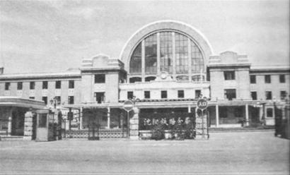 辽宁总站建成初期历史照片,绿色拱顶和站前广场