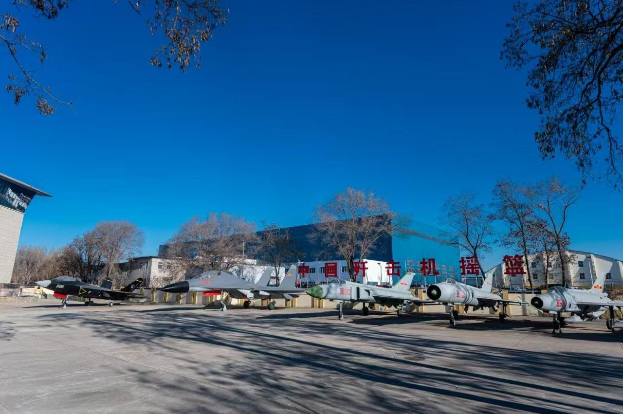 歼-8细长的机头和歼-8II的侧进气口对比