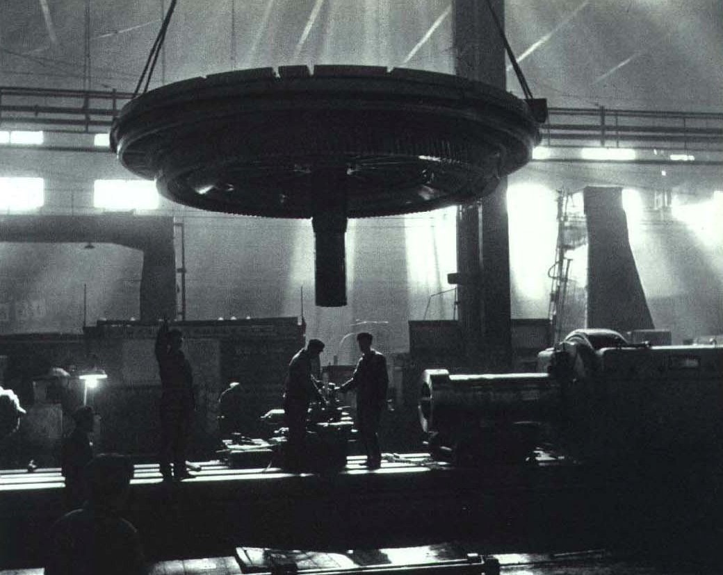 1964 年沈阳重型机器厂工人在车间内作业