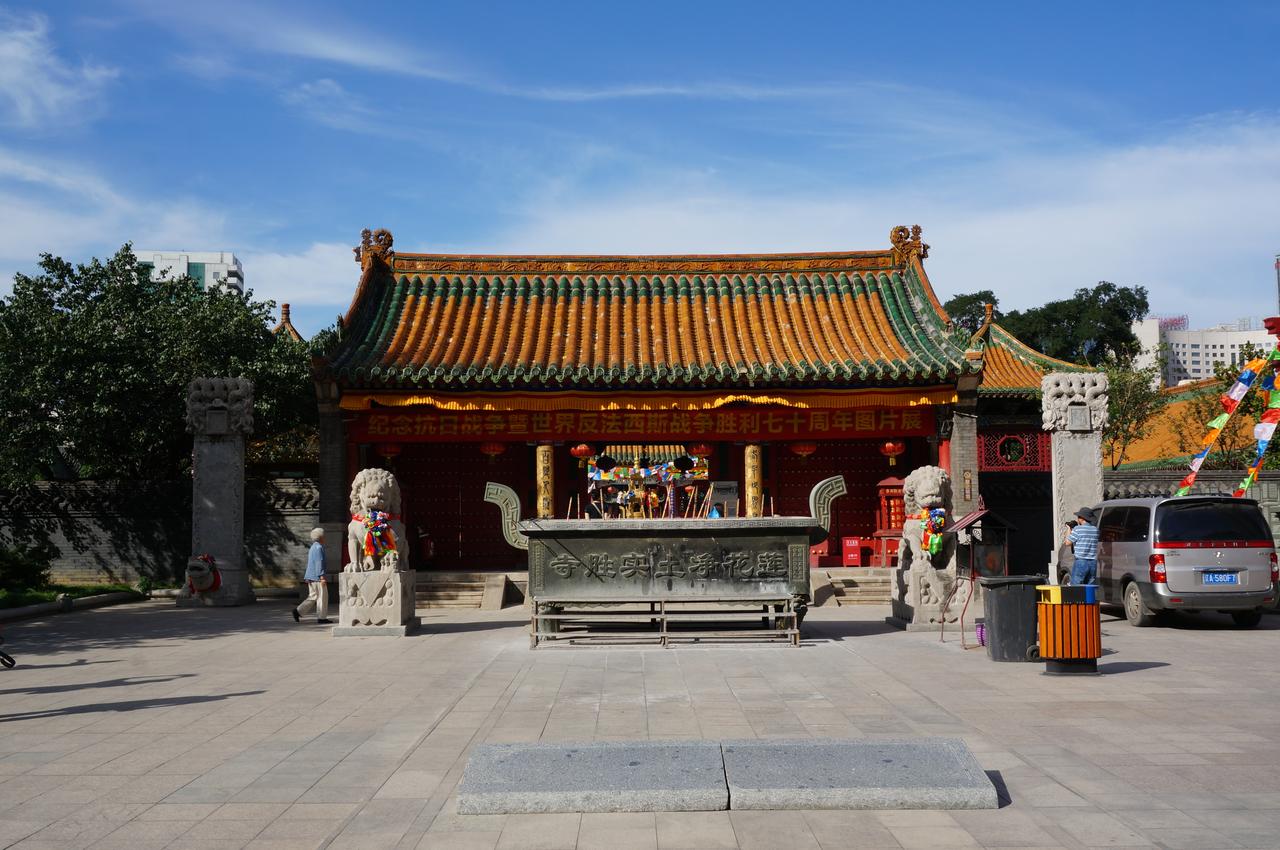 实胜寺山门和寺前广场