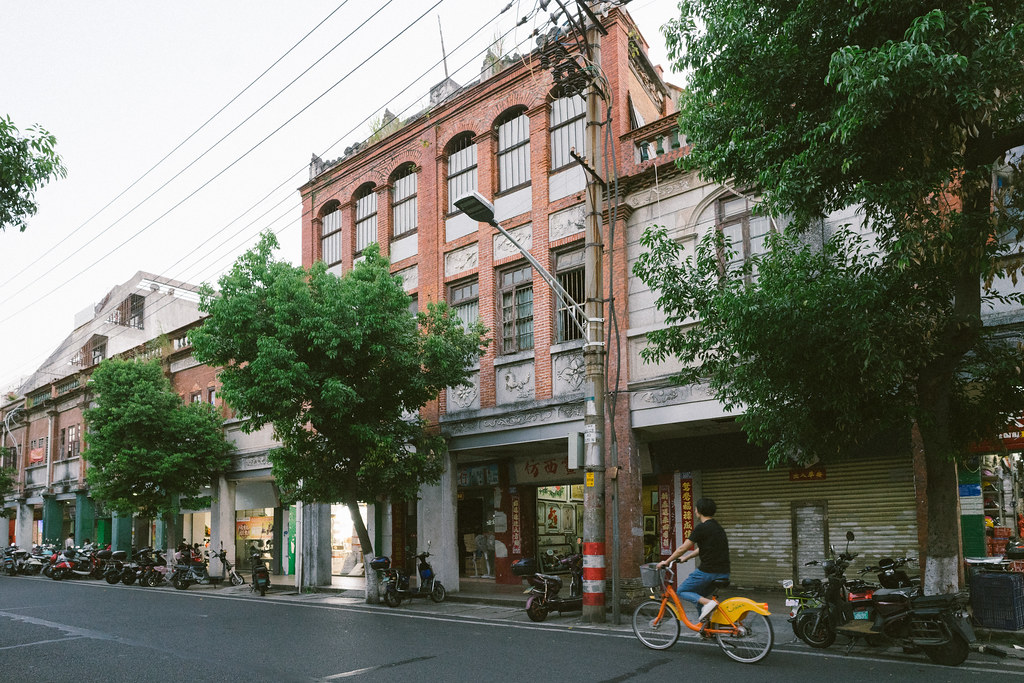 中山路街景：历史红砖建筑与当代生活