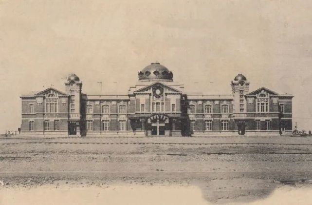 沈阳站前广场，百年建筑与当代城市交通的并置