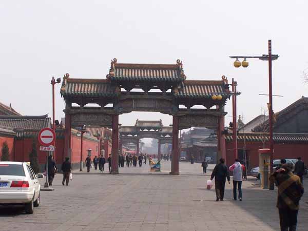 沈阳路的文德坊和武功坊跨街而立
