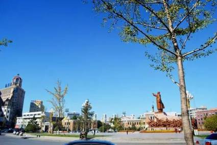 中山广场毛泽东塑像与群雕