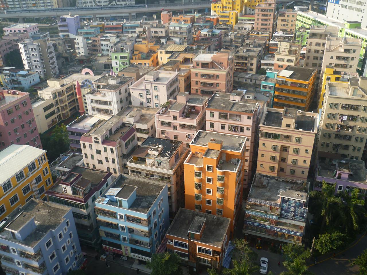 白天的大芬油画村街景