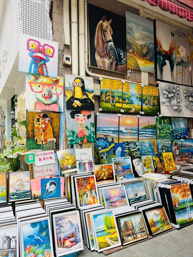 大芬油画村街头展示的各类油画作品