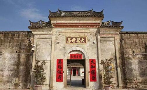 大万世居正门与月池