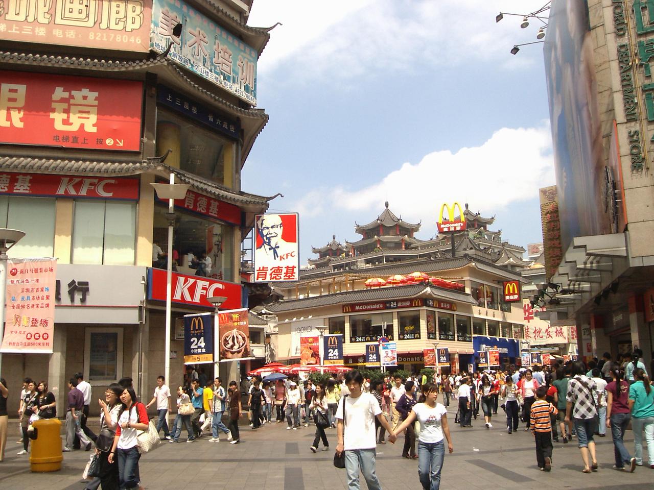 东门步行街现代街景