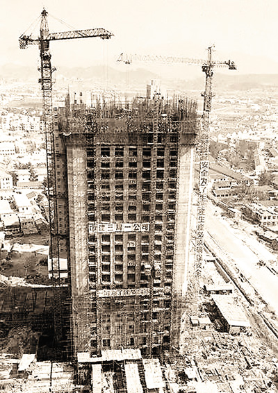 建设中的深圳国贸大厦，1980年代