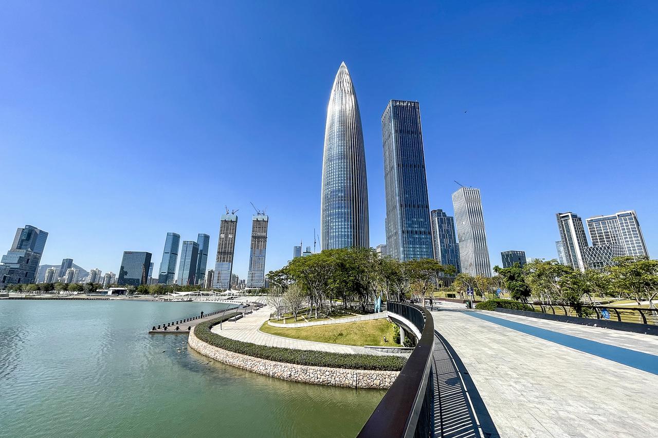 深圳湾天际线：后海超高层群与水面