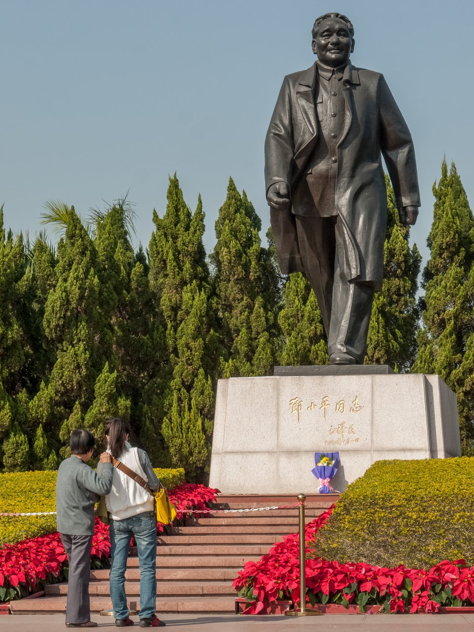 山顶广场上的市民日常活动，铜像与市民在同一空间共存