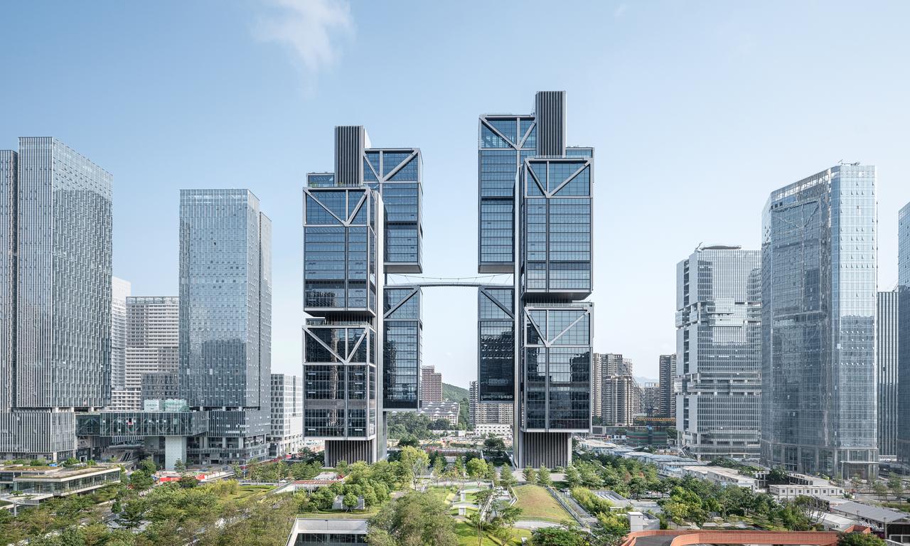 大疆天空之城外部全景，显示悬浮的钢结构箱体和连桥
