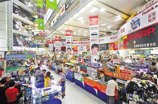 华强北电子市场内部场景,柜台前顾客正在选购元器件