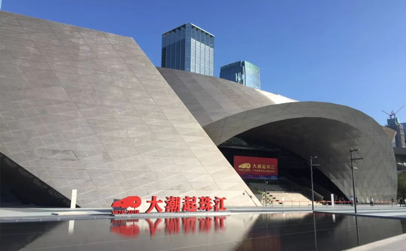 两馆建筑夜间外观，银色金属表皮在城市灯光中格外醒目