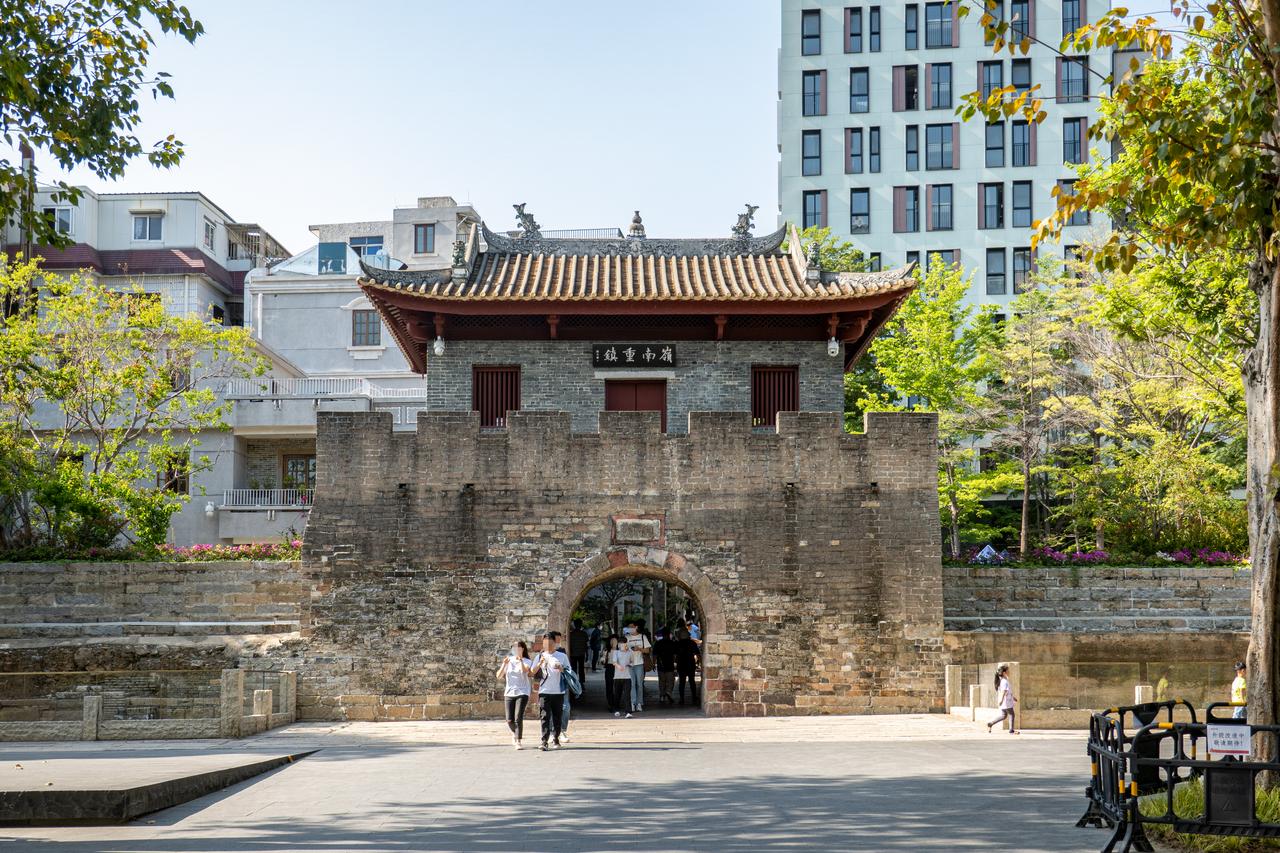 南头古城南城门，始建于明代，门额"岭南重镇"为康熙年间新安知县靳文谟题写