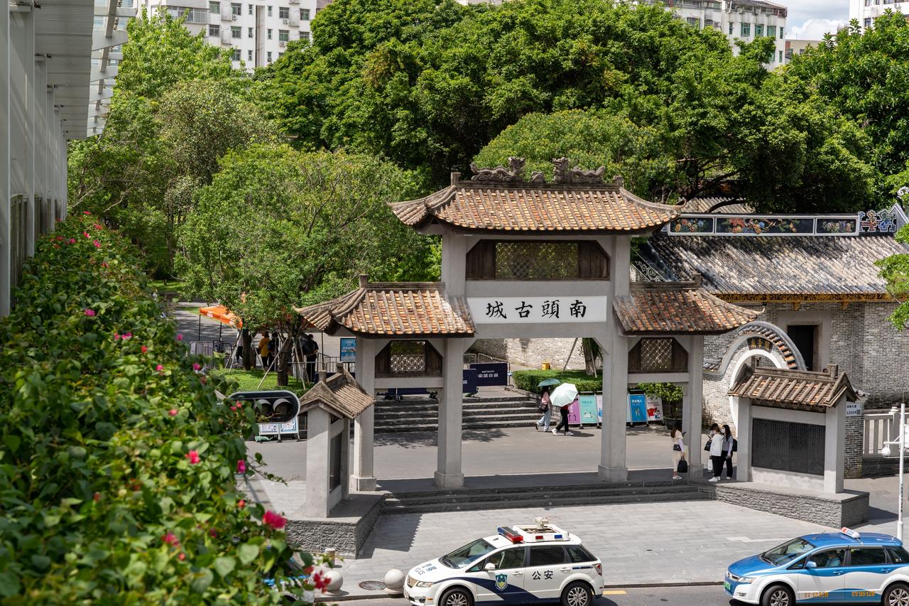 南头古城入口牌坊，"岭南重镇"与握手楼群并置