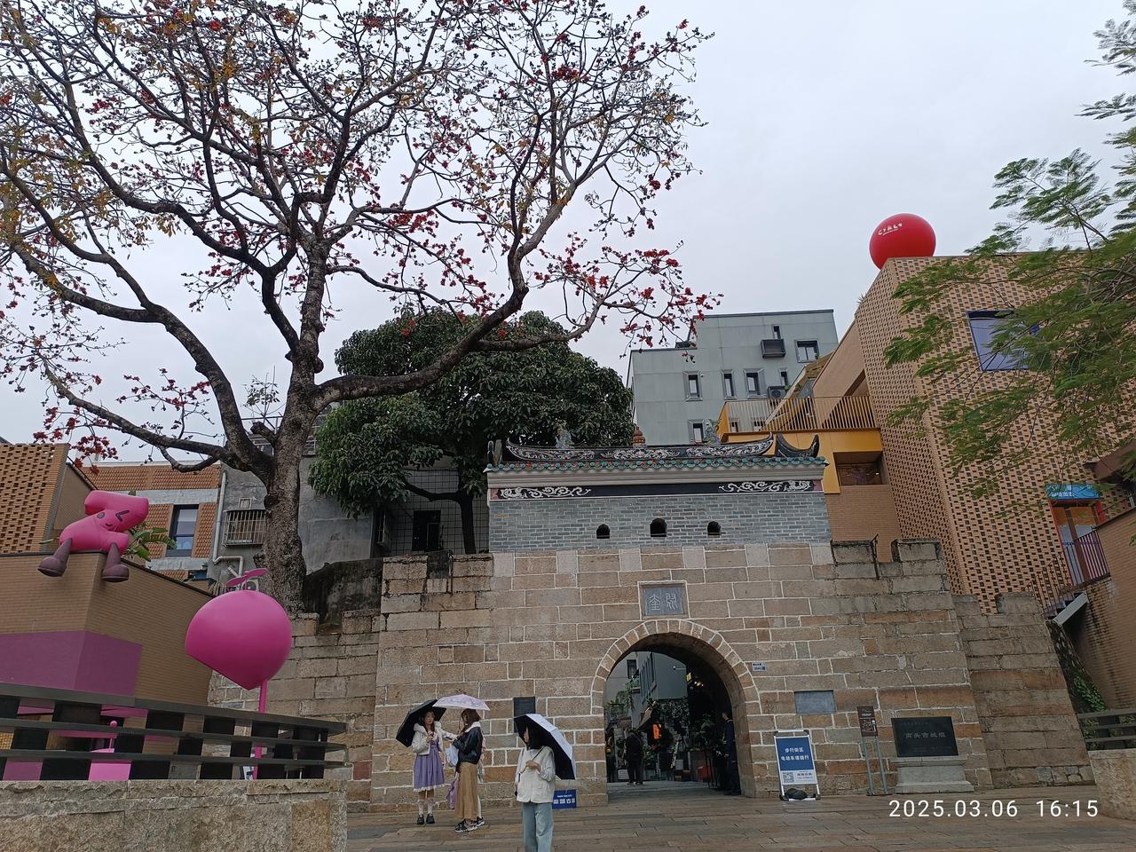 改造后的南头古城南北主街，石板路面和岭南风格的店铺立面