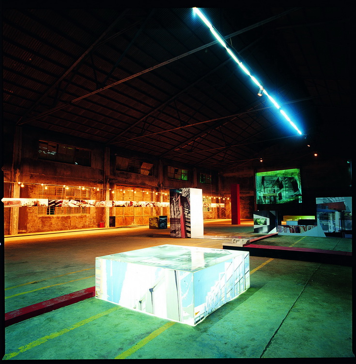 B10 原工业厂房内部改造为当代艺术展厅，保留工业结构特征