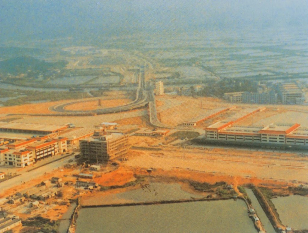 深圳河对岸的香港落马洲边境和皇岗口岸全景