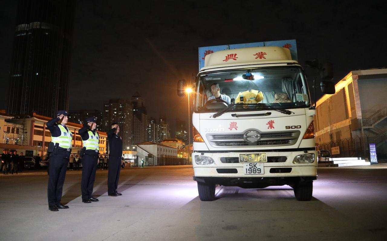 皇岗口岸货运通道关闭前的最后车流