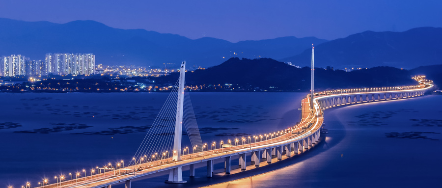 深圳湾大桥夜景，S形桥面灯光璀璨