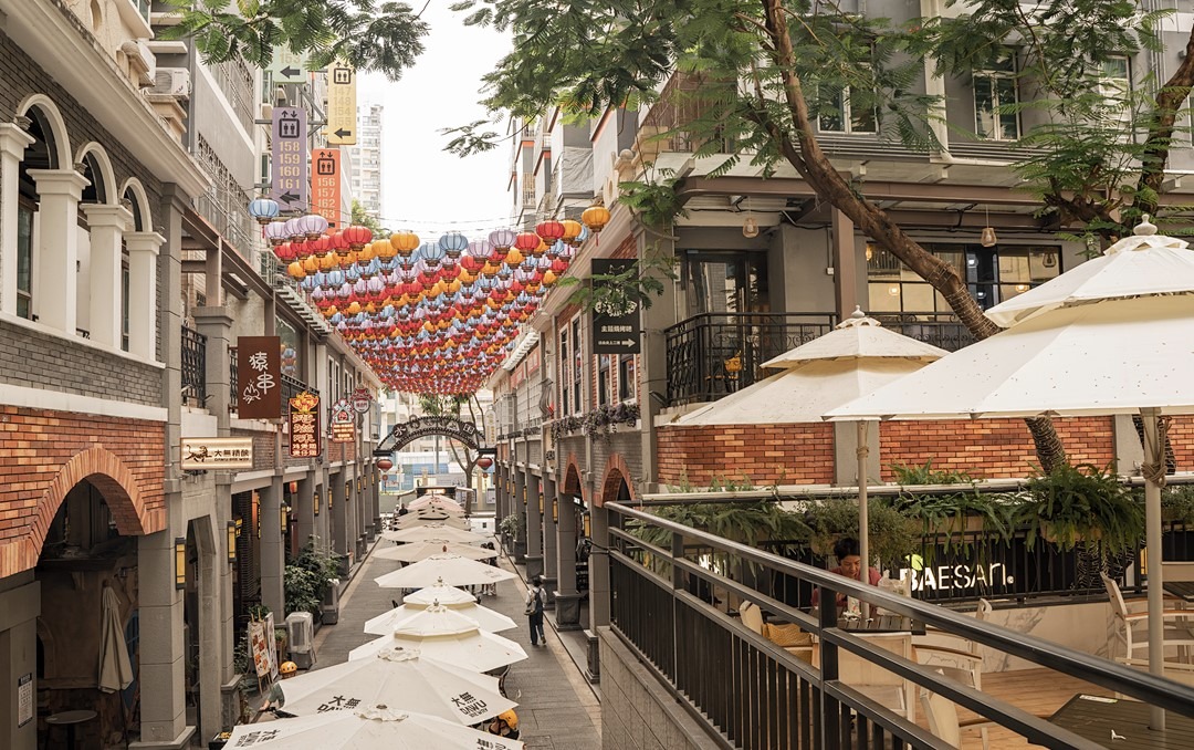 水围1368入口彩伞灯笼街