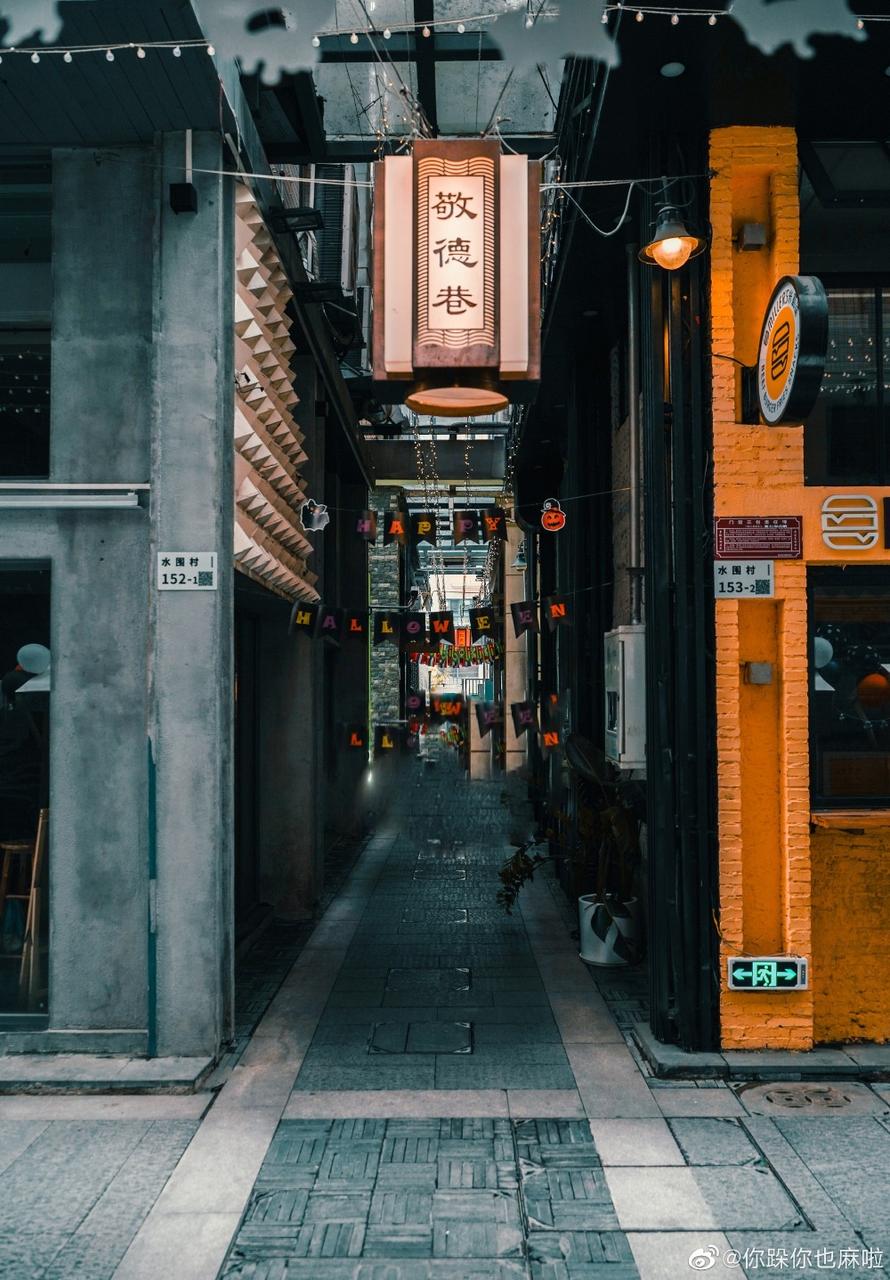 水围1368巷弄里的彩灯和装饰，节日气氛和艺术涂鸦装点握手楼之间的缝隙