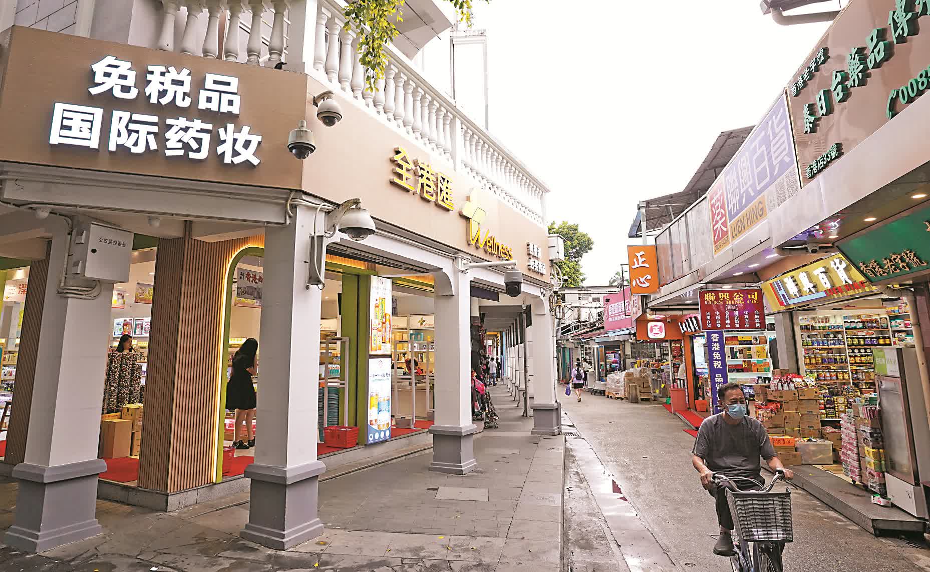 中英街街景，两侧店铺与街面中央的界碑