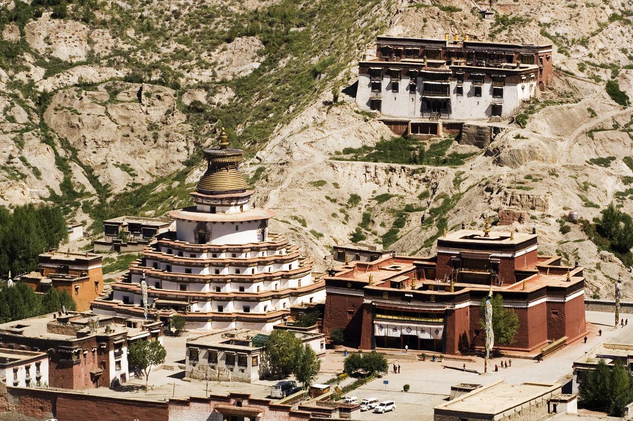 从宗山方向远眺白居寺建筑群和菩提塔