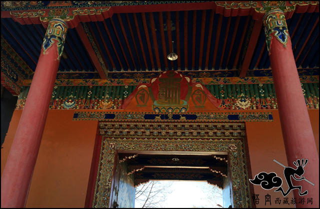 德庆格桑颇章院内景观，藏式金顶与现代化庭院