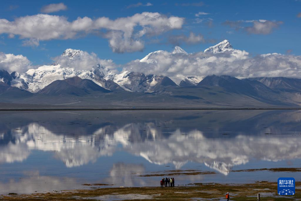 卓木拉日雪山全景，山体北坡在中国西藏一侧、南坡属于不丹