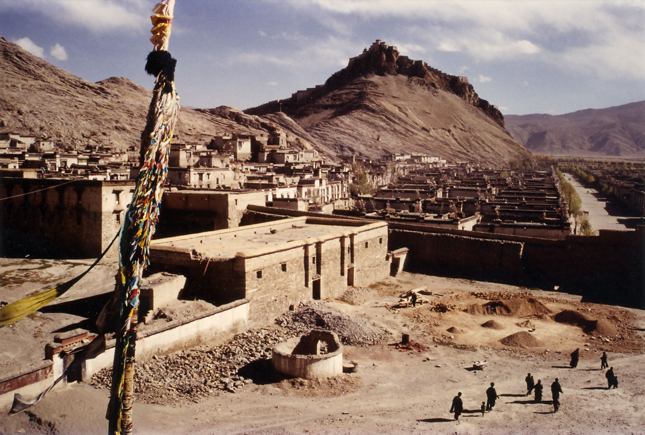 1994年江孜全景：宗堡在山顶，民居在山脚