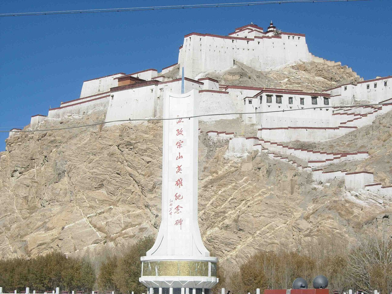 宗山城墙的石砌工艺，块石干垒，厚度可见