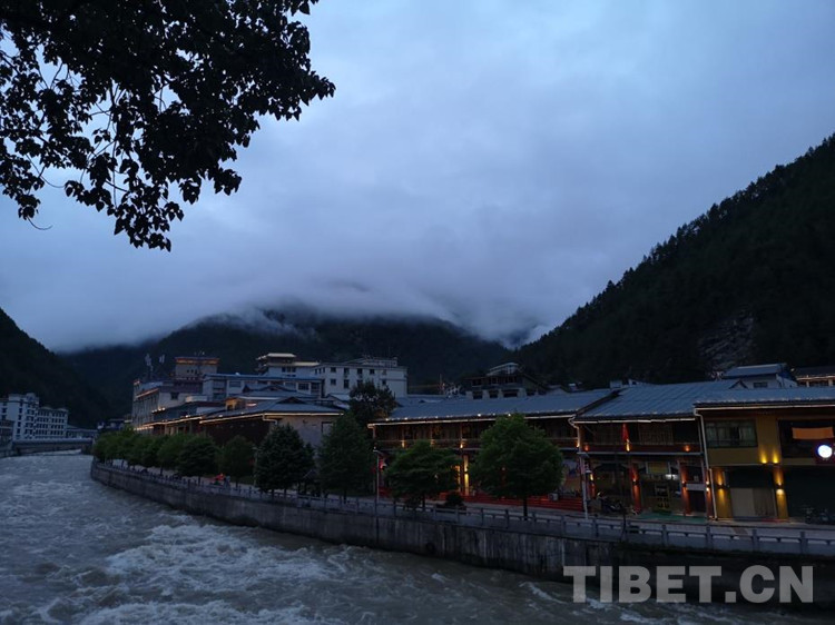 帕里镇传统碉房与现代建筑并存的街景