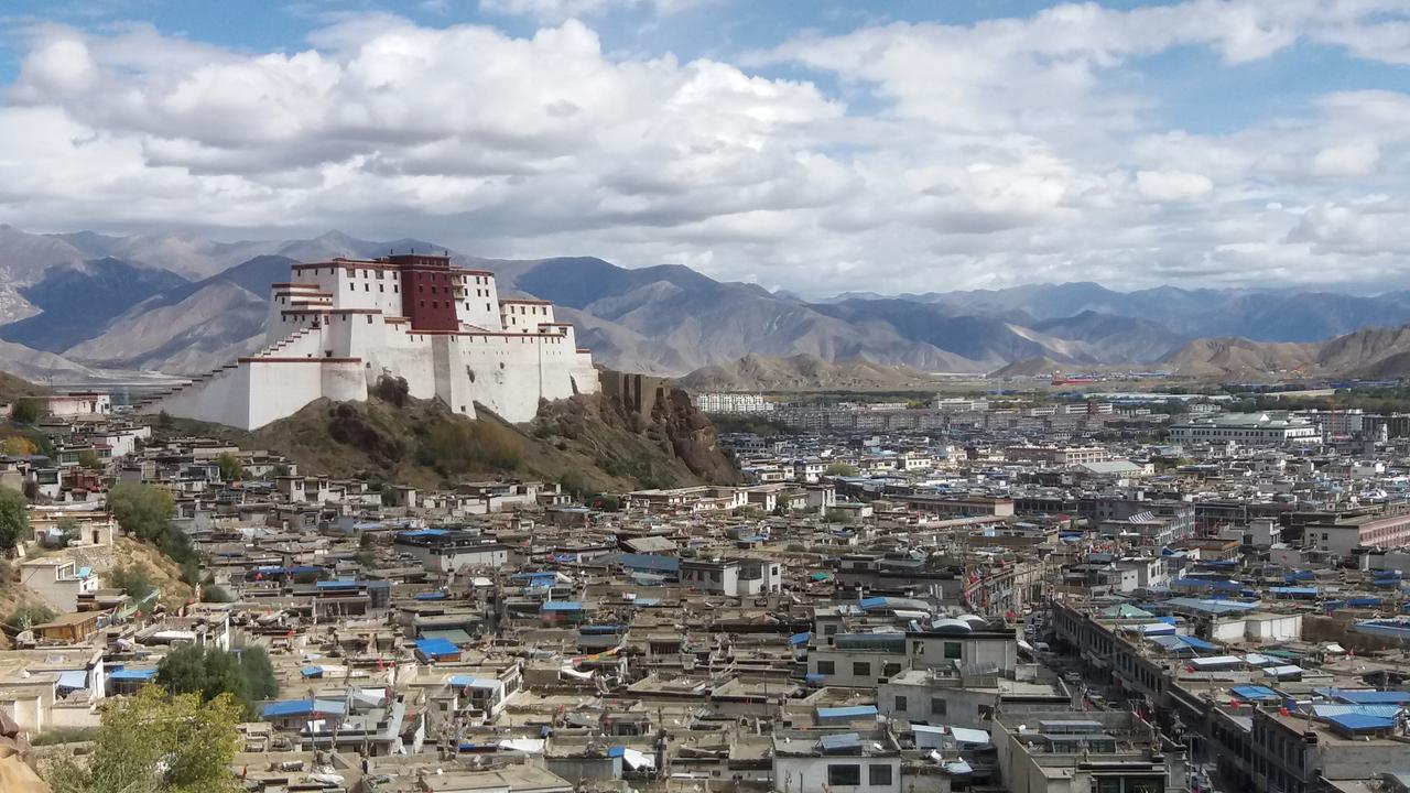 修复后的桑珠孜宗堡近景，红白宫墙和边玛檐墙清晰可见