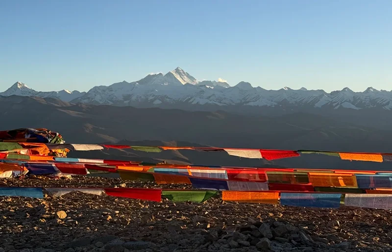 加乌拉山口的经幡与玛尼堆
