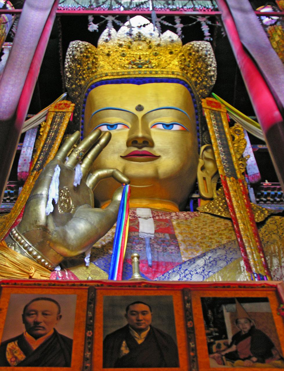 扎什伦布寺强巴殿内的 26.2 米鎏金铜强巴佛坐像