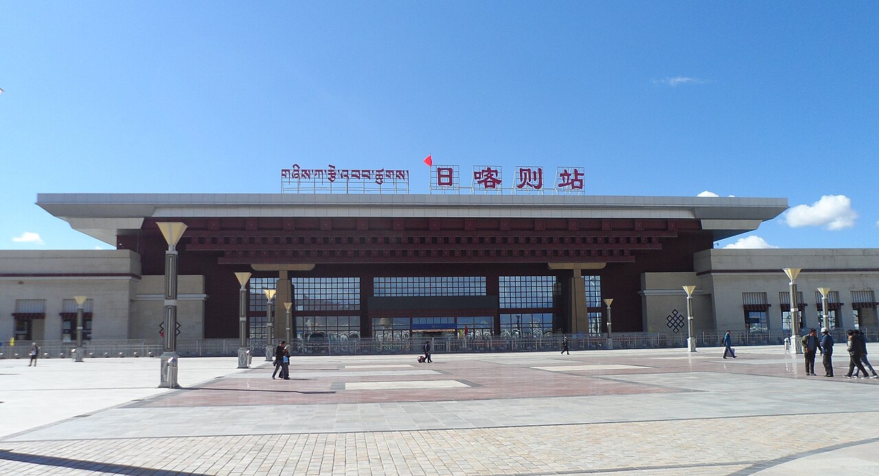 日喀则站站前广场全景，广场尽头的站房和开阔的空间