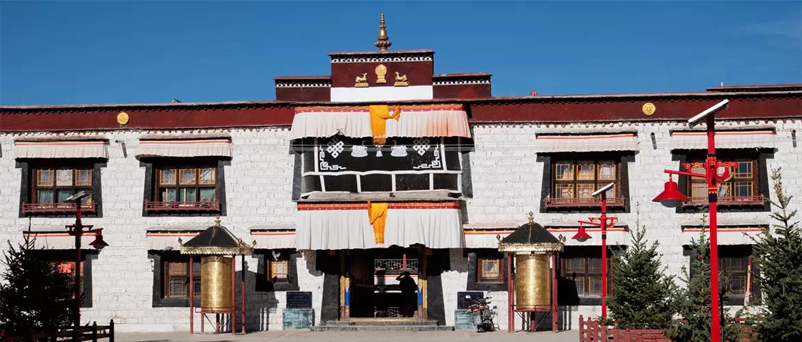 纳塘寺大殿外观，白墙红檐的藏式建筑