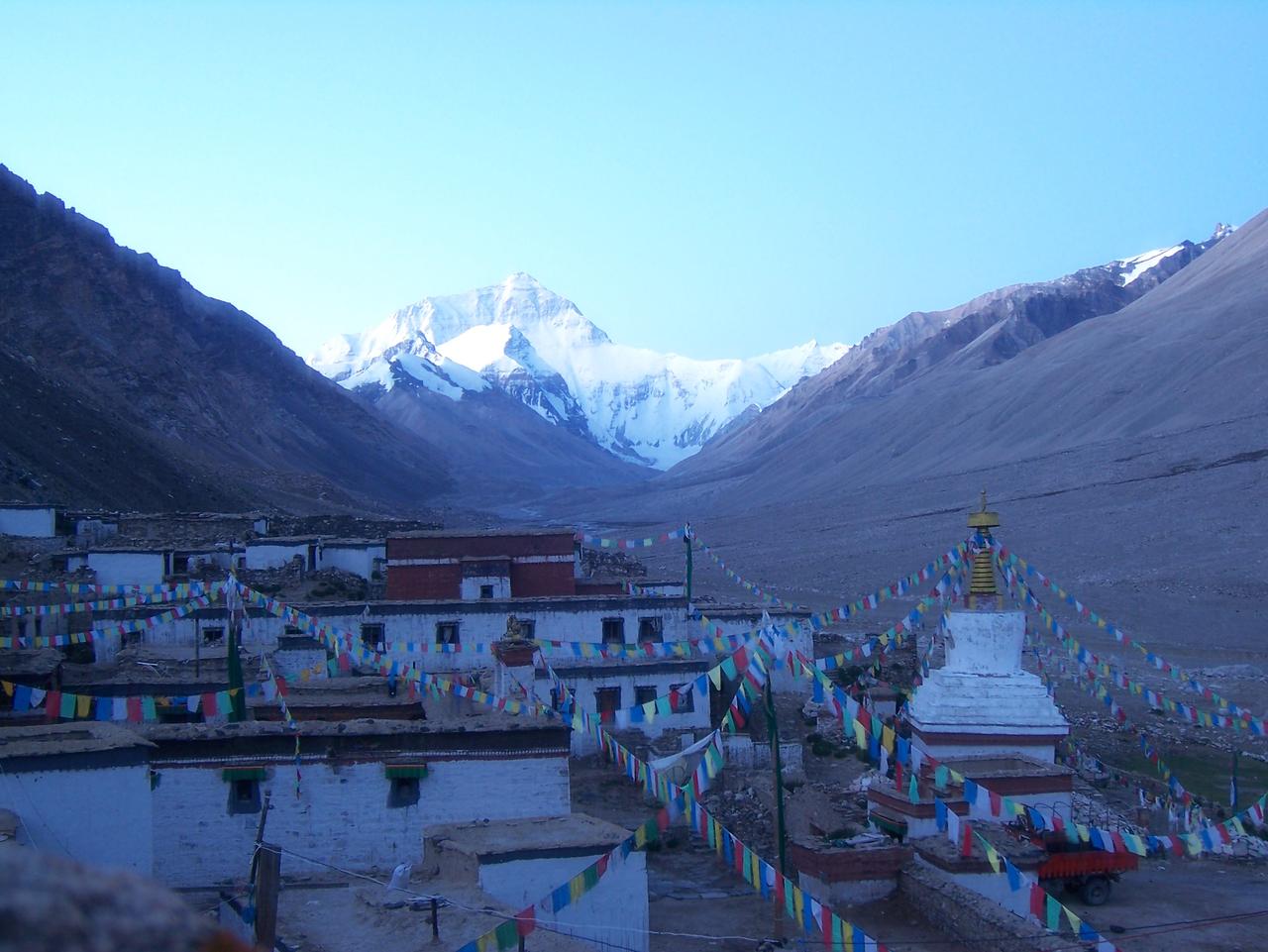 绒布寺白塔与珠穆朗玛峰