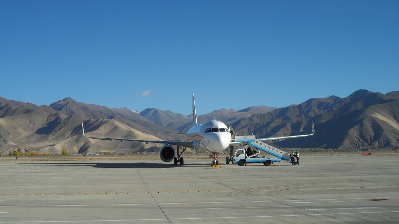 西藏航空客机在日喀则和平机场，舷梯标注"西藏日喀则机场"
