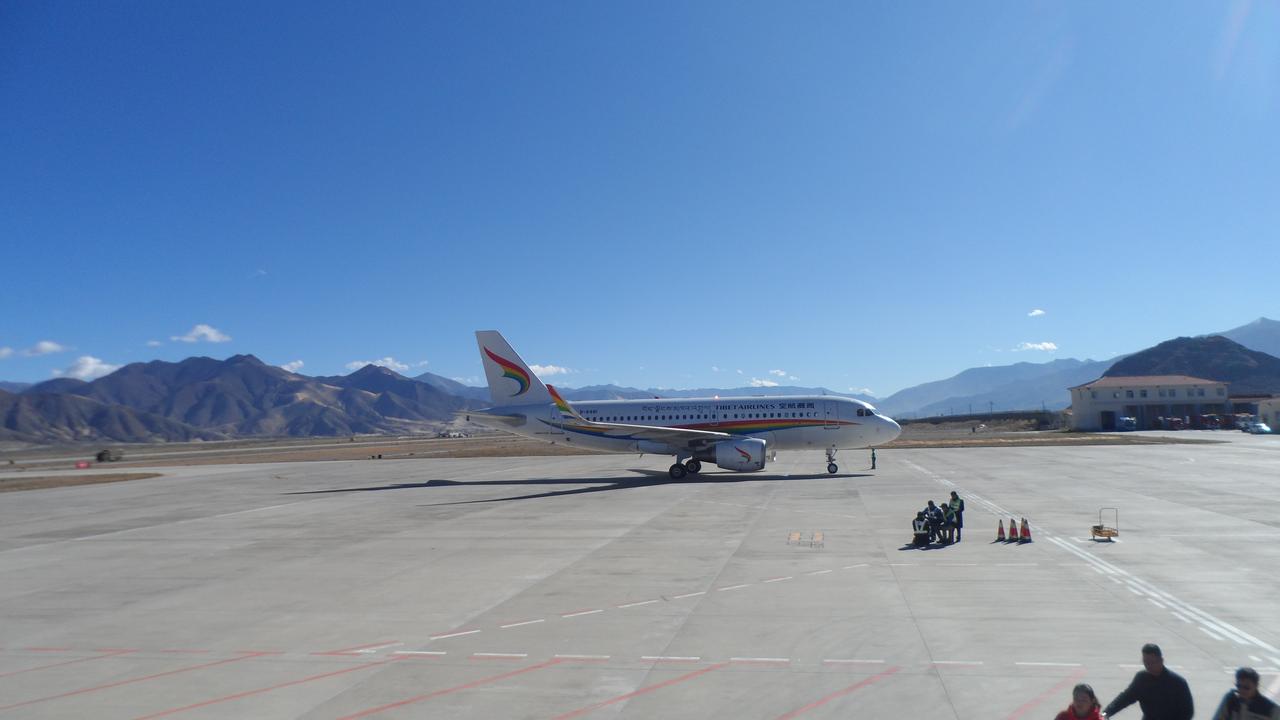 西藏航空空客 A319 在日喀则和平机场停机坪